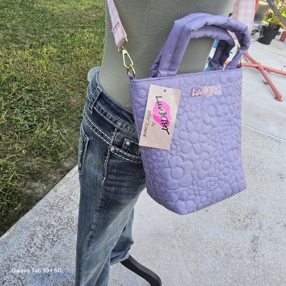 NWT LAVENDER QUILTED FLORAL NYLON LUV BETSEY TOTE BAG - Picture 4 of 6